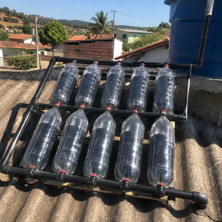 Aquecedor solar caseiro com garrafas PET instalado no telhado